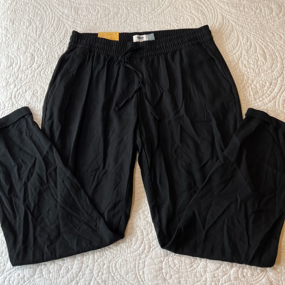 Old Navy “droit” straight leg high rise pants with drawstring waist. Size Small.